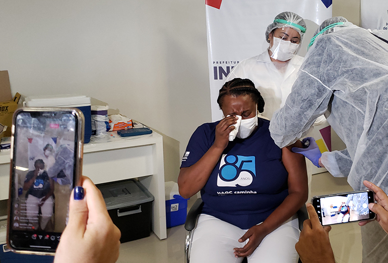 Vanessa se emociona ao receber a vacina contra a covid-19 (Foto: Patrícia Lisboa/Blog da Pimenta/Direitos Reservados)