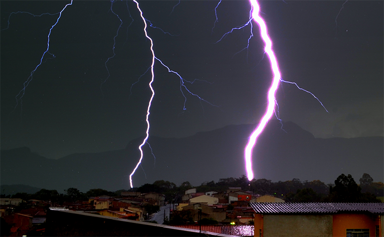 Uma tempestade de raios pode acontecer, inclusive, sem chuva (Foto: Mauro Adriano Maia/Elat/Inpe)
