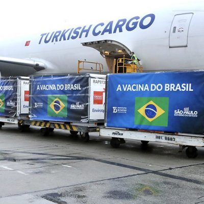 A carga com 3 mil litros de IFA chegou nesta segunda a São Paulo (Foto: Governo do Estado de São Paulo)