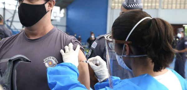 Ao todo, serão imunizados 180 mil profissionais da segurança (Foto: Governo do Estado de São Paulo)