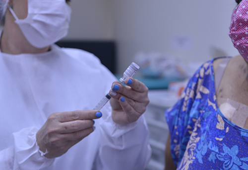 Pessoas com comorbidades, de 50 a 59 anos, devem tomar a vacina contra a covid (Foto: Eliandro Figueira/RIC/PMI)