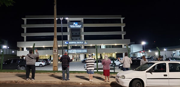 Grupo de oração se reúne todas as quartas-feiras em frente aos hospitais (Foto: Patrícia Lisboa/Blog da Pimenta/Direitos Reservados)