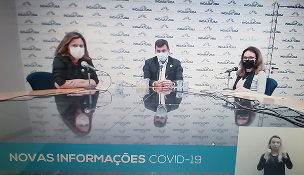 Secretária da Saúde, Graziela Garcia, o prefeito Nilson Gaspar, e a secretária de Comunicação, Graziela Milani, em live hoje (Foto: Reprodução/Facebook)