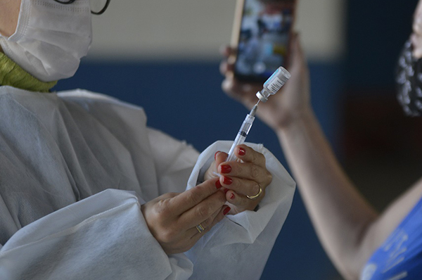 Vacinação é feita no Centro Esportivo (Foto: Eliandro Figueira/RIC/PMI)