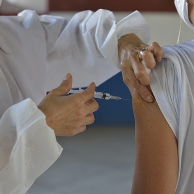 Saúde aplica dose de reforço da vacina contra a meningite tipo C (Foto: Arquivo/Eliandro Figueira/RIC/PMI)