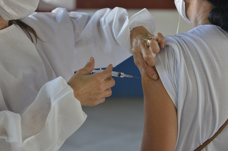 Saúde aplica dose de reforço da vacina contra a meningite tipo C (Foto: Arquivo/Eliandro Figueira/RIC/PMI)
