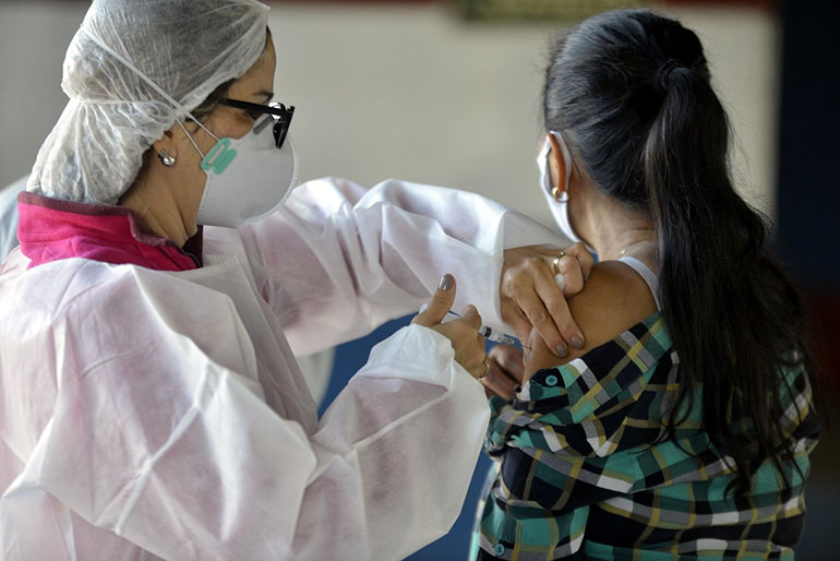 A vacinação é feita no Centro Esportivo do Trabalhador (Foto: Eliandro Figueira/RIC/PMI)
