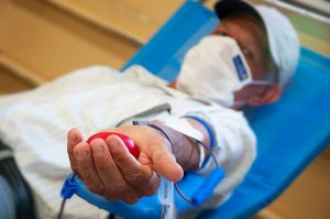 A campanha de doação de sangue acontece mensalmente (Foto: Maurício Santaliestra/DCSI/Fiec)