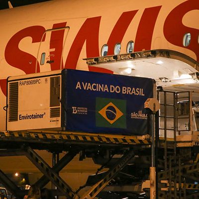 Desembarque da carga com insumos aconteceu no Aeroporto Internacional de Guarulhos (Foto: Governo do Estado de São Paulo)