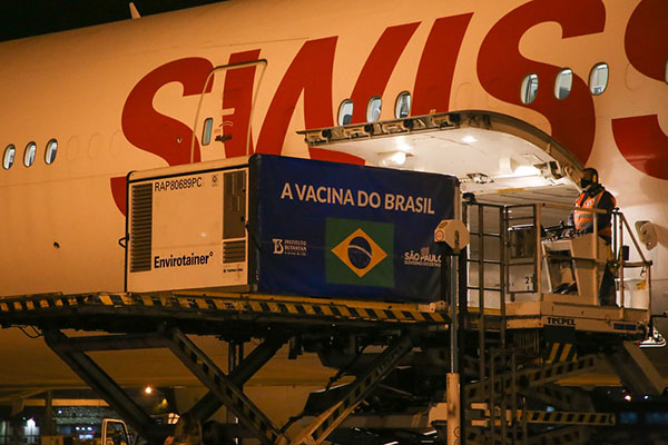 Desembarque da carga com insumos aconteceu no Aeroporto Internacional de Guarulhos (Foto: Governo do Estado de São Paulo)
