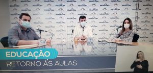 O secretário da Educação, Heleno da Silva, o prefeito Nilson Gaspar e a secretária de Comunicação, Graziela Milani, em live hoje (Foto: Reprodução/Facebook)