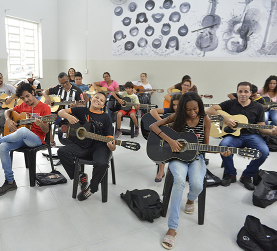 Violão é uma das modalidades das oficinais culturais (Foto: Arquivo/Eliandro Figueira/RIC/PMI)