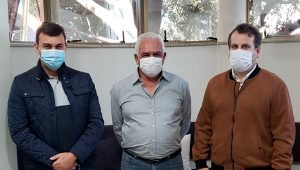 O prefeito Nilson Gaspar, o novo superintendente do Saae, Pedro Salla, e Sandro Coral (Ftoto: Renata Coutinho/DCS)