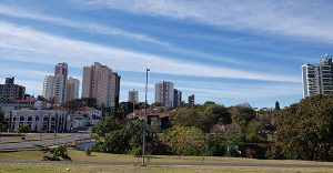O sol aparece entre nuvens e o frio continua nesta sexta em Indaiatuba (Foto: Patrícia Lisboa/Dropes)