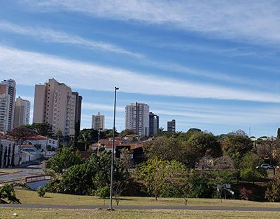 O sol aparece entre nuvens e o frio continua nesta sexta em Indaiatuba (Foto: Patrícia Lisboa/Dropes)