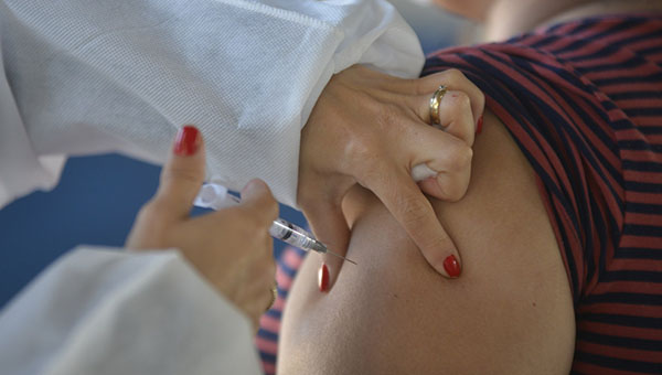Pessoas de 42 anos são chamadas para a vacinação contra o coronavírus (Foto: Eliandro Figueira/RIC/PMI)