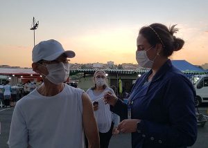 Ontem, vacinação de grupos prioritários contra a gripe aconteceu na Feira do Barco (Foto: Patrícia Lisboa/Dropes/Direitos Reservados)