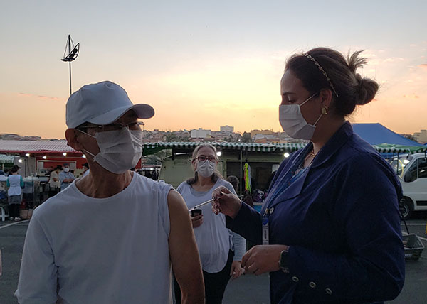 Ontem, vacinação de grupos prioritários contra a gripe aconteceu na Feira do Barco (Foto: Patrícia Lisboa/Dropes/Direitos Reservados)