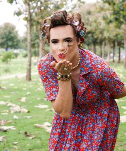 Cosplay de Dona Hermínia participa de ação para atrair público (Foto: Divulgação/RIC/PMI)