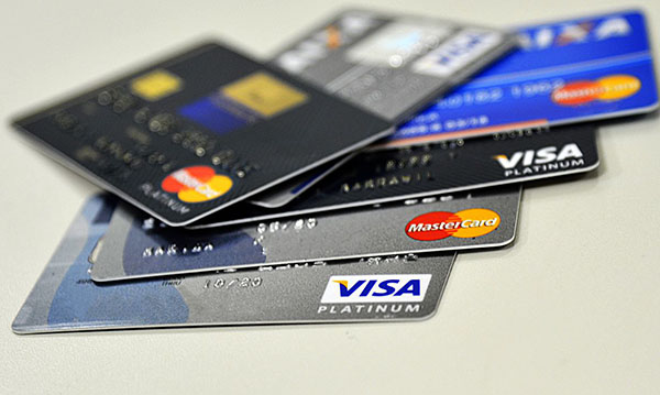 Entre os que têm dívidas, 85,4% possuem dívidas no cartão de crédito (Foto: Marcello Casal Jr/Agência Brasil)