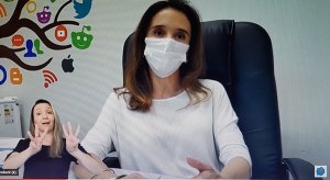 A secretária de Comunicação, Graziela Milani, e a intérprete de Libras, Débora Ciriaco (Foto: Reprodução/YouTube)