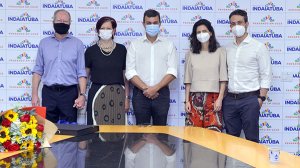 Aldo e Barbara Fantelli, o prefeito Nilson Gaspar, Mariana Fantelli e Thiago Pereira, em cerimônia, na sexta-feira ( (Foto: Eliandro Figueira/RIC/PMI