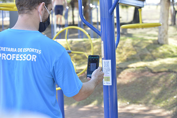 Adesivos com QR Code colado nos aparelhos dá acesso a instruções em vídeo (Foto: Eliandro Figueira/RIC/PMI)