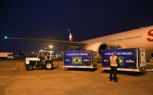 com 4 mil litros de IFA desembarcou no Aeroporto de Guarulhos (Foto: Governo do Estado de São Paulo)