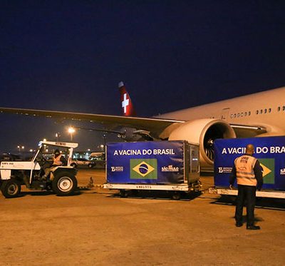 com 4 mil litros de IFA desembarcou no Aeroporto de Guarulhos (Foto: Governo do Estado de São Paulo)