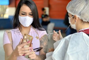 Nesta segunda, jovens de 18 e 19 anos são convocados para tomar a vacina contra a covid-19 (Foto: Eliandro Figueira RIC/PMI)