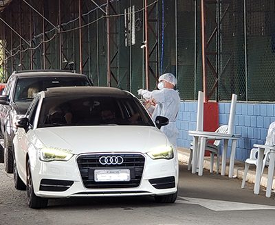 Vacinação acontece no Centro Esportivo do Trabalhador em esquemas drive-thru e pedestre (Foto: Patrícia Lisboa/Dropes/Direitos Reservados)