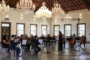 A Camerata Filarmônica Jovem terá regência da maestrina e diretora artística do projeto, Natália Laranjeira (Foto: Lillian Laranjeira)