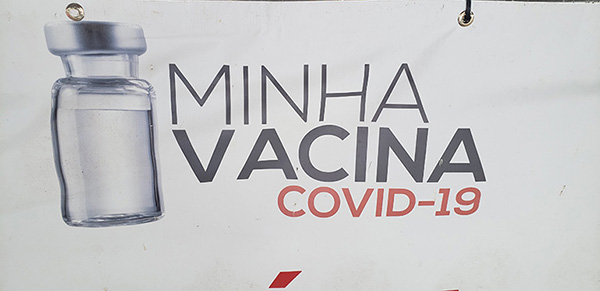 O cadastramento na plataforma Minha Vacina é obrigatório para a vacinação contra a covid-19 (Foto: Patrícia Lisboa/Dropes)