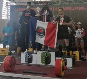 Cristina Toledo recebe a premiação por equipes na competição de supino realizada em Jundiaí (Foto: Divulgação/RIC/PMI)