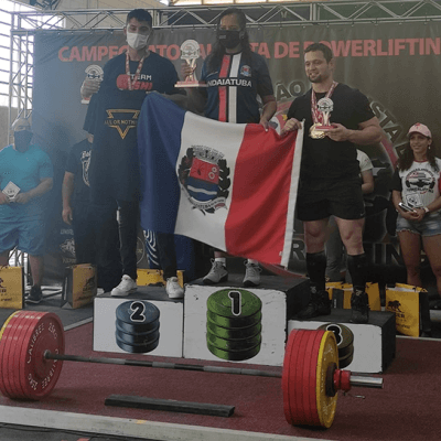 Cristina Toledo recebe a premiação por equipes na competição de supino realizada em Jundiaí (Foto: Divulgação/RIC/PMI)