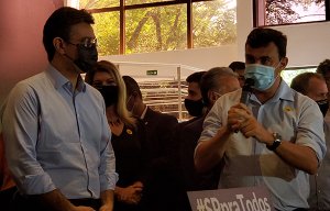 O prefeito Nilson Gaspar em discurso na cerimônia no Museu da Água (Foto: Patrícia Lisboa/Dropes)