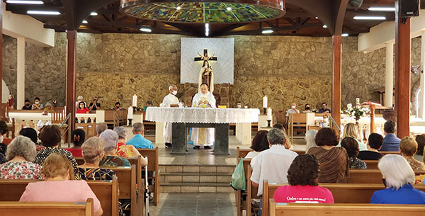 A missa foi realizada na manhã desta sexta-feira (Foto: Patrícia Lisboa/Dropes/Direitos Reservados)