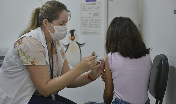 Campanha visa atender crianças e adolescentes que estiveremcom alguma vacina em atraso (Foto: Eliandro Figueira/RIC/PMI)
