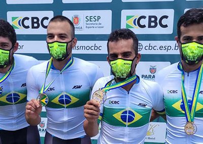 Endrigo, Kacio, Piá e Patrick celebram o título com a camiseta de campeões brasileiros (Divulgação/RIC/PMI)