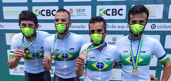 Endrigo, Kacio, Piá e Patrick celebram o título com a camiseta de campeões brasileiros (Divulgação/RIC/PMI)