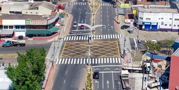O cruzamento das avenidas Engenheiro Fábio Roberto Barnabé com Ário Barnabé, nos dois sentidos, é um dos trechos de conflito (Foto: Eliandro Figueira/RIC/PMI)