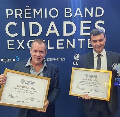 O vice-prefeito de Indaiatuba, Túlio Tomaz do Couto, e o prefeito, Nilson Gaspar, recebem o Prêmio Band Cidades Inteligentes (Foto: Divulgação)