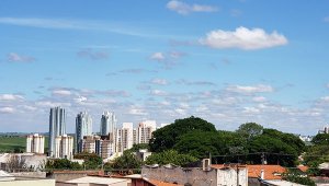 O sol aparece entre nuvens e não chove em Indaiatuba nesta quarta-feira (Foto: Patrícia Lisboa/Dropes)
