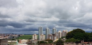 Com as nuvens carregadas, ainda deve chover nesta sexta em Indaiatuba (Foto: Patrícia Lisboa/Dropes)