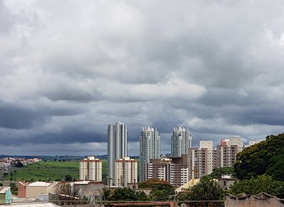 Com as nuvens carregadas, ainda deve chover nesta sexta em Indaiatuba (Foto: Patrícia Lisboa/Dropes)