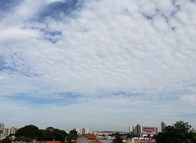 O sol aparece entre nuvens na manhã desta segunda em Indaiatuba (Foto: Patrícia Lisboa/Dropes)