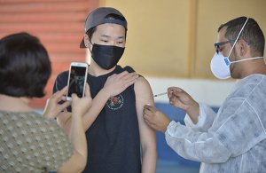 A vacinação é feita no Centro Esportivo (Foto: Eliandro Figueira/RIC/PMI)