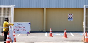 A vacinação acontece no Centro Esportivo (Foto: Patrícia Lisboa/Dropes)