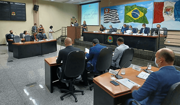 Vereadores títulos em sessão solene (Foto: Anselmo Cabral/DCS/CMI)