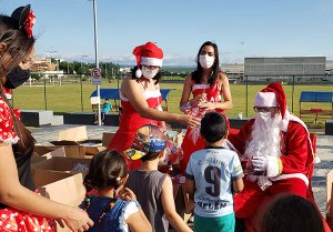 Papai Noel e ajudantes na entrega de presentes de Natal no Jardim Paulistano no domingo (Foto: Patrícia Lisboa/Dropes/Direitos Reservados)